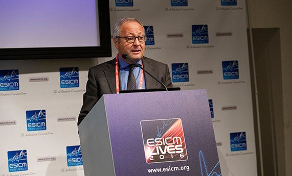 Joan Clària, galardonado con el premio Albus para investigar la albúmina Joan Clària, galardonado con el premio Albus para investigar la albúmina