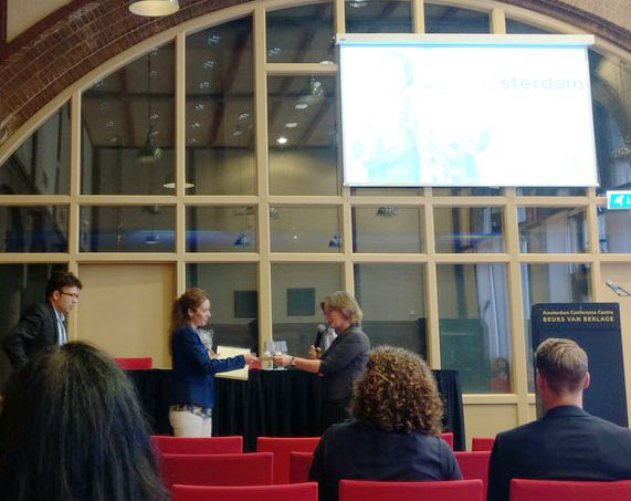 Verónica Gómez Gil, premio a la mejor comunicación en el simposio de prevención y tratamiento de adherencias del ESSR